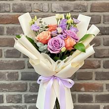 Букет цветов из:  Лизиантусы и Розы в Полотняный Завод