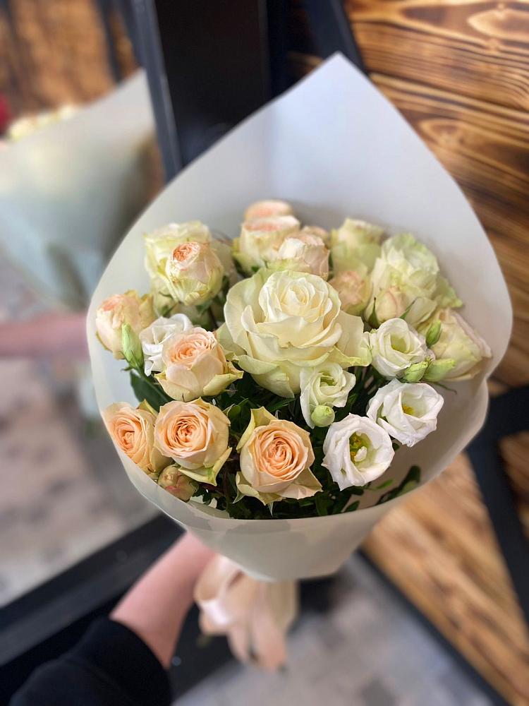 Букет цветов из: Розы и Лизиантусы в Полотняный Завод